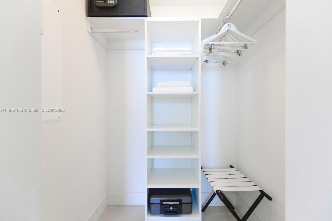 待售: $945,000 (2 贝兹, 2 浴室, 1136 平方英尺)