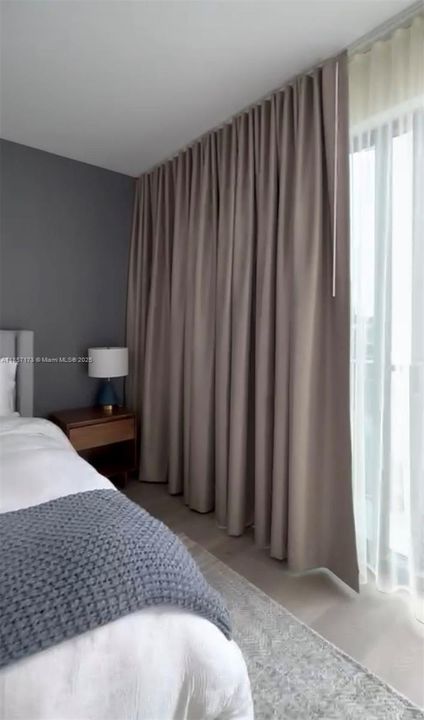 For Sale: $499,999 (1 beds, 1 baths, 425 Square Feet)