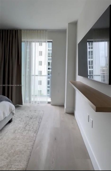 For Sale: $499,999 (1 beds, 1 baths, 425 Square Feet)