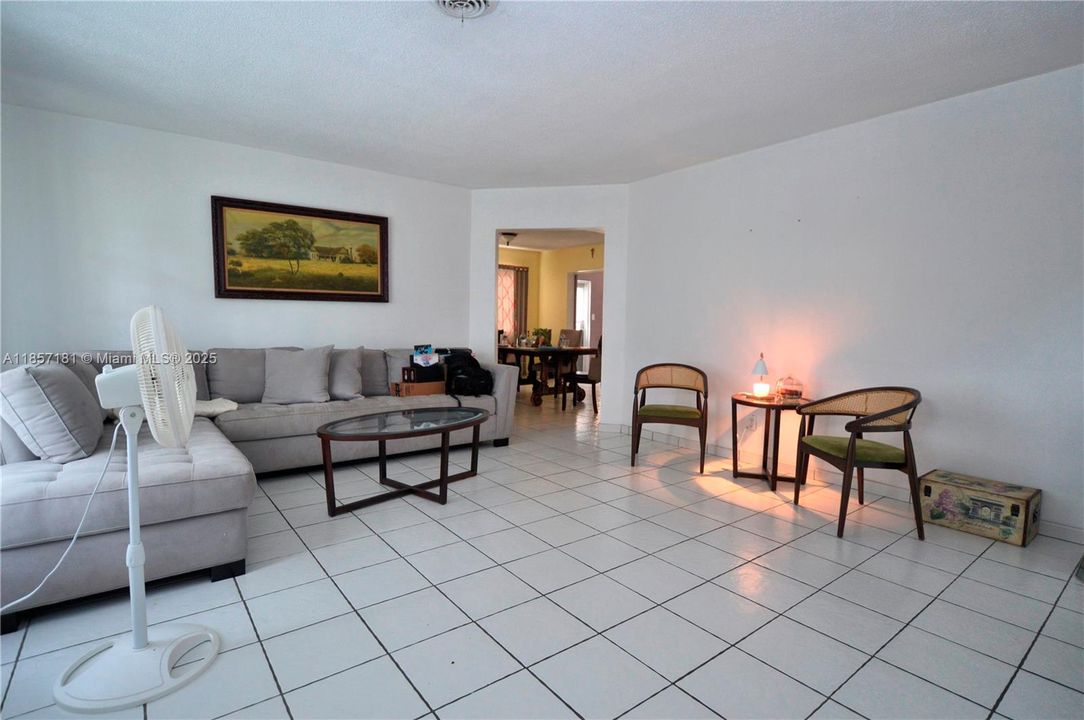 Недавно продано: $375,000 (3 спален, 2 ванн, 1656 Квадратных фут)