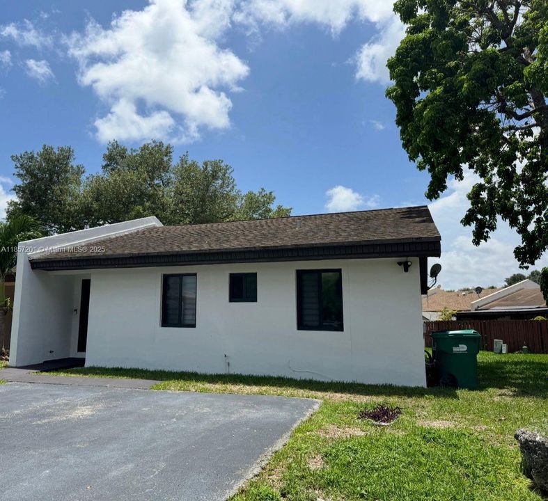 最近租的: $3,200 (3 贝兹, 2 浴室, 1061 平方英尺)