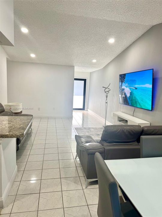 最近租的: $3,200 (3 贝兹, 2 浴室, 1061 平方英尺)