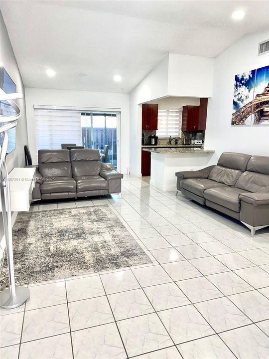 最近租的: $3,200 (3 贝兹, 2 浴室, 1061 平方英尺)