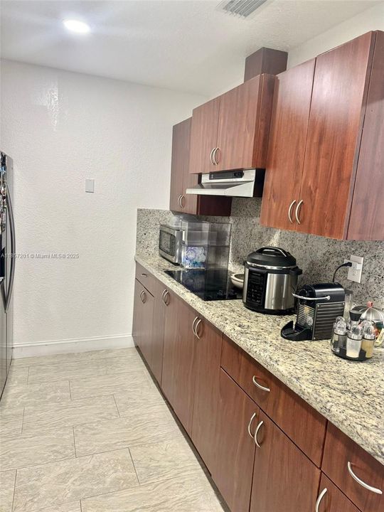 最近租的: $3,200 (3 贝兹, 2 浴室, 1061 平方英尺)