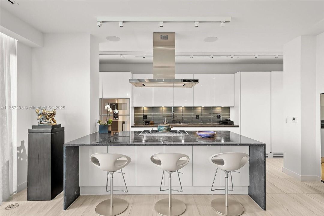 En Venta: $5,750,000 (3 camas, 3 baños, 3084 Pies cuadrados)