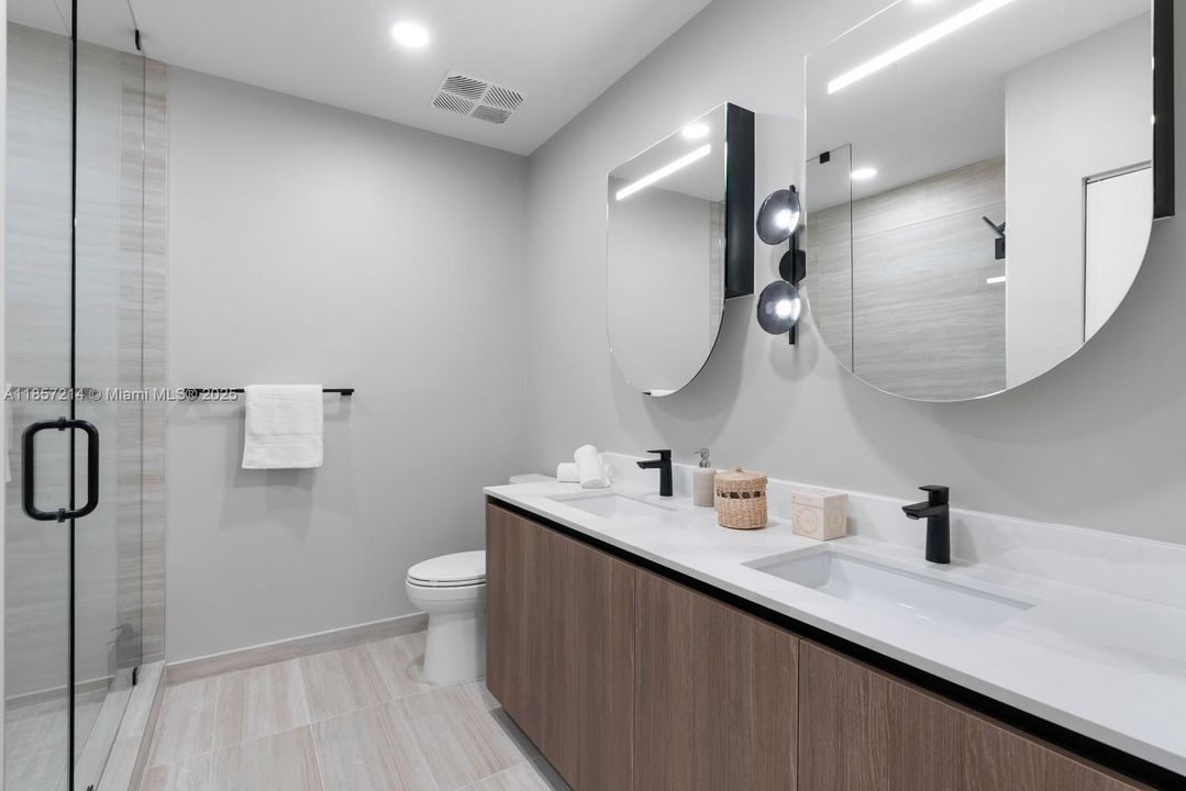 For Sale: $2,850,000 (3 beds, 2 baths, 1117 Square Feet)