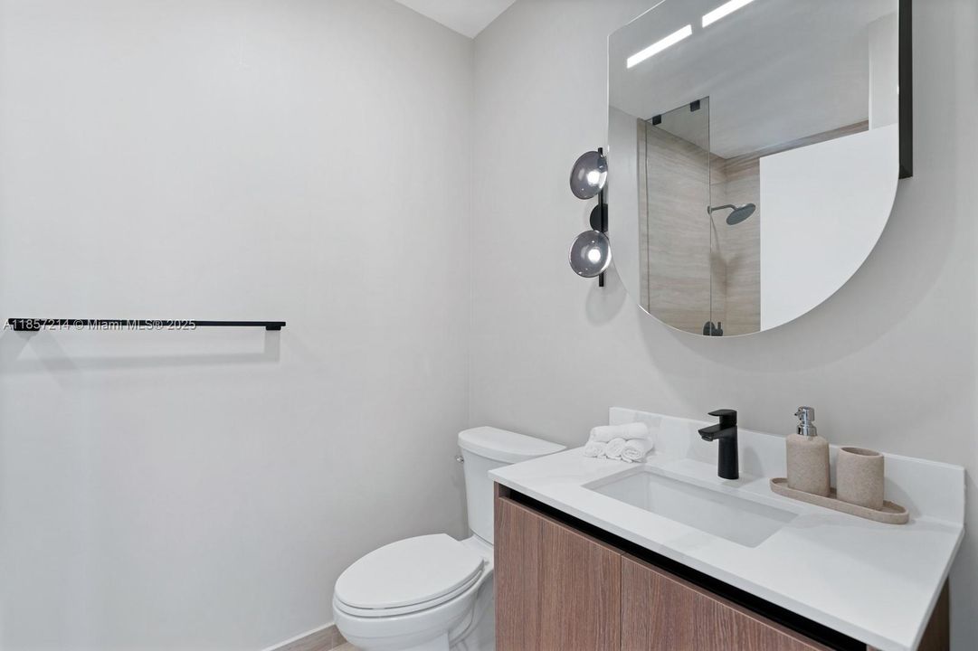 For Sale: $2,850,000 (3 beds, 2 baths, 1117 Square Feet)