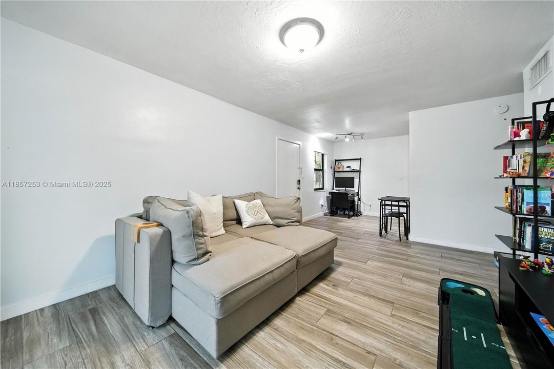 待售: $215,000 (1 贝兹, 1 浴室, 560 平方英尺)