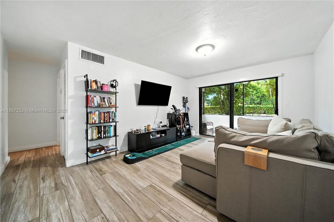 待售: $215,000 (1 贝兹, 1 浴室, 560 平方英尺)