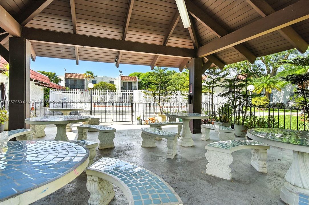 待售: $215,000 (1 贝兹, 1 浴室, 560 平方英尺)