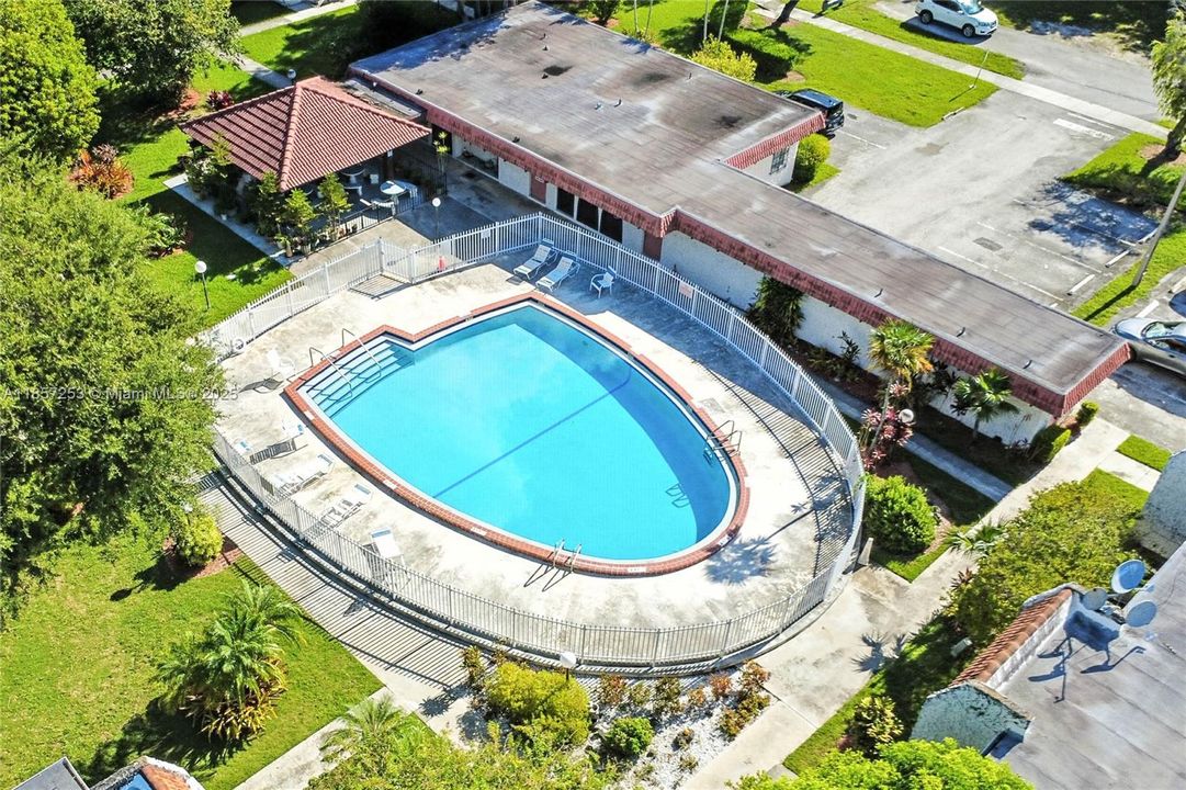 待售: $215,000 (1 贝兹, 1 浴室, 560 平方英尺)