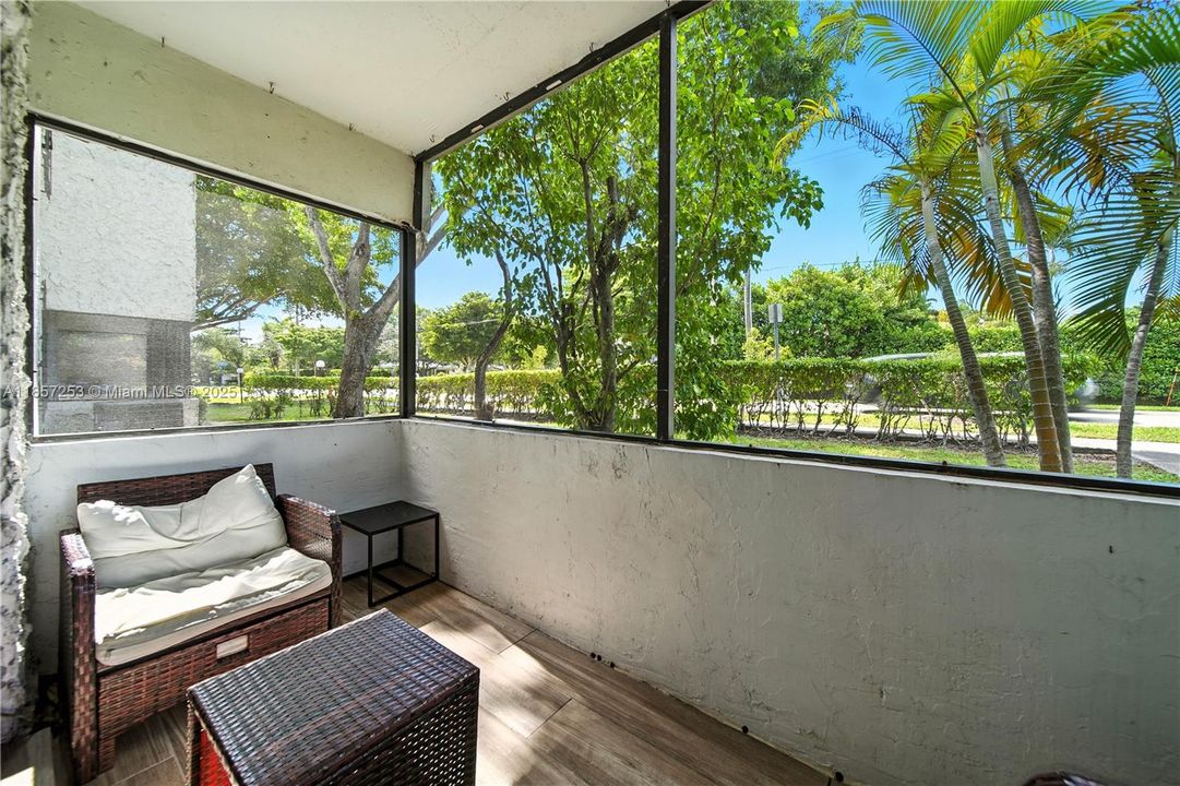 待售: $215,000 (1 贝兹, 1 浴室, 560 平方英尺)