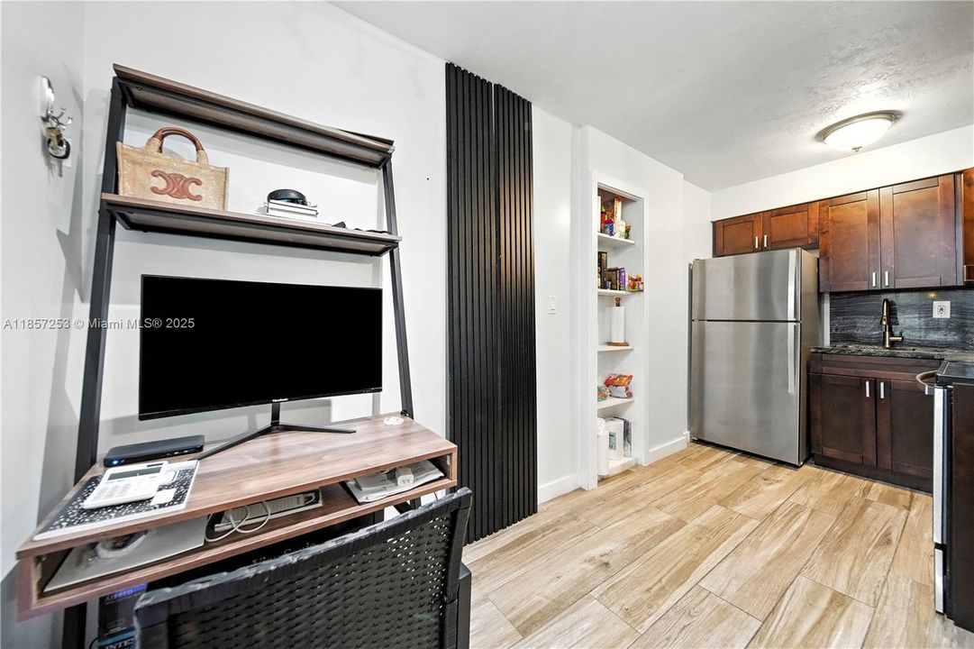 待售: $215,000 (1 贝兹, 1 浴室, 560 平方英尺)