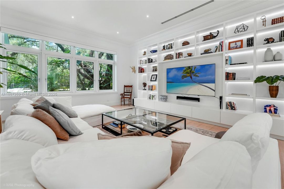 Active With Contract: $11,450,000 (6 beds, 6 baths, 6562 Square Feet)