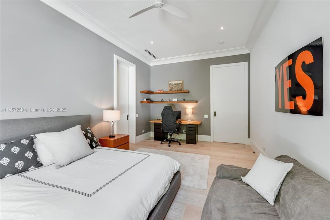 Active With Contract: $11,450,000 (6 beds, 6 baths, 6562 Square Feet)