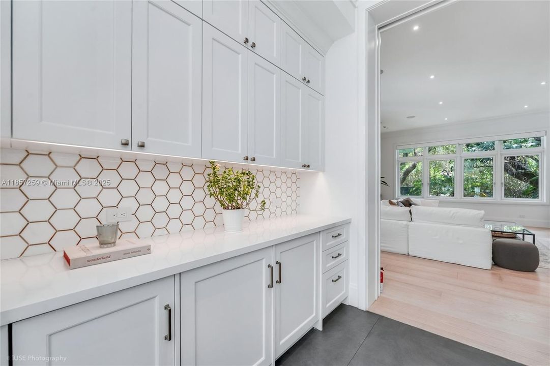 Active With Contract: $11,450,000 (6 beds, 6 baths, 6562 Square Feet)