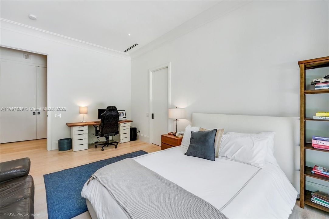 Active With Contract: $11,450,000 (6 beds, 6 baths, 6562 Square Feet)