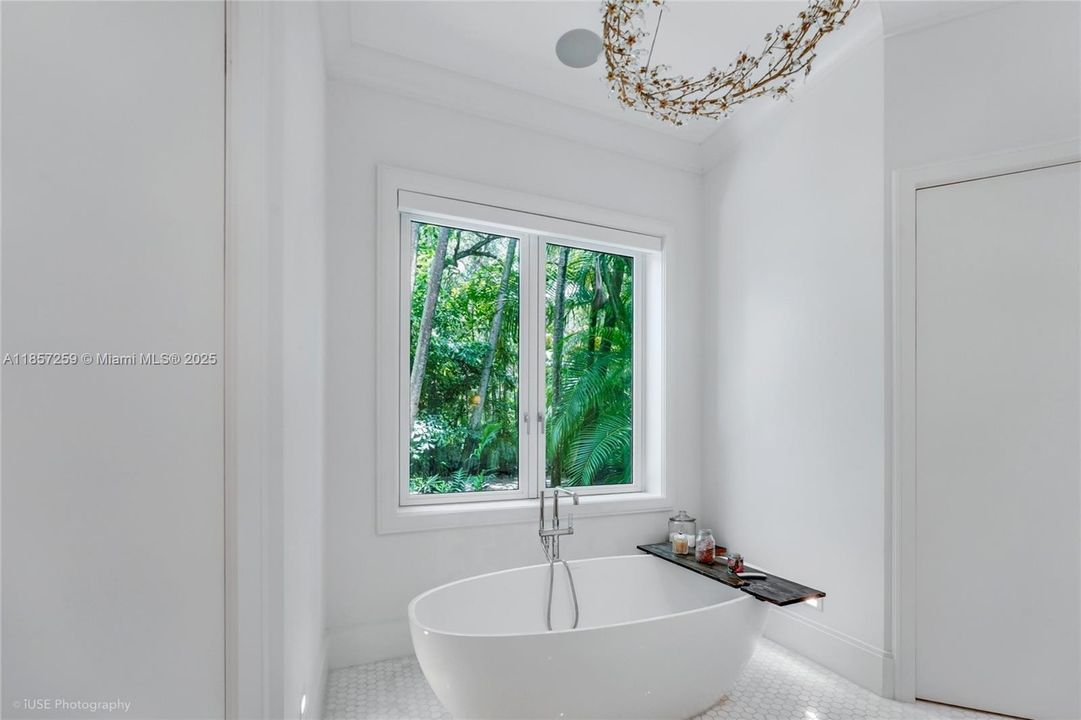 Active With Contract: $11,450,000 (6 beds, 6 baths, 6562 Square Feet)