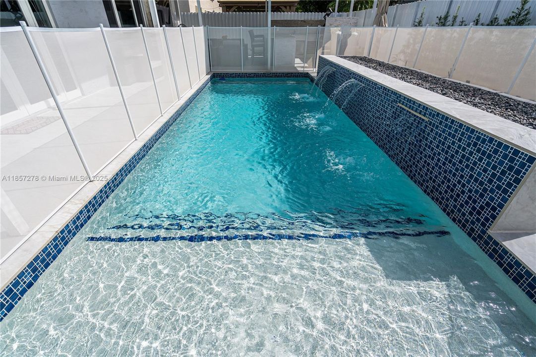 Recientemente alquilado: $4,800 (4 camas, 3 baños, 1938 Pies cuadrados)