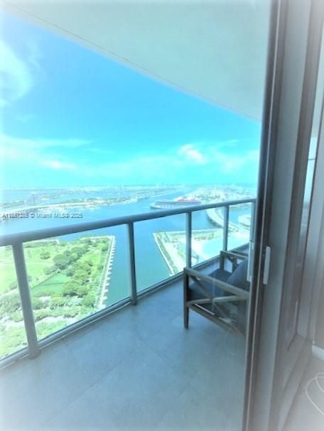 Recently Rented: $4,400 (1 beds, 1 baths, 845 Square Feet)