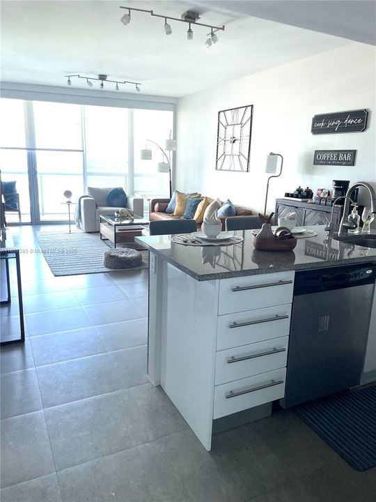 Recently Rented: $4,400 (1 beds, 1 baths, 845 Square Feet)