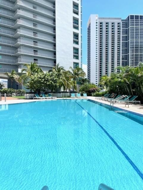 Recently Rented: $4,400 (1 beds, 1 baths, 845 Square Feet)