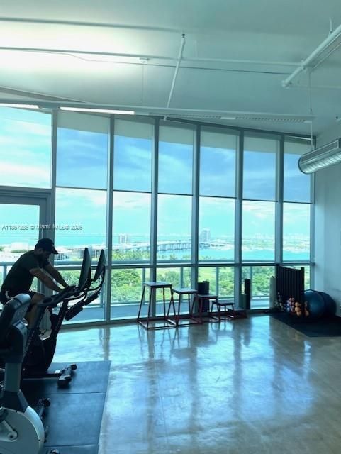 Recently Rented: $4,400 (1 beds, 1 baths, 845 Square Feet)