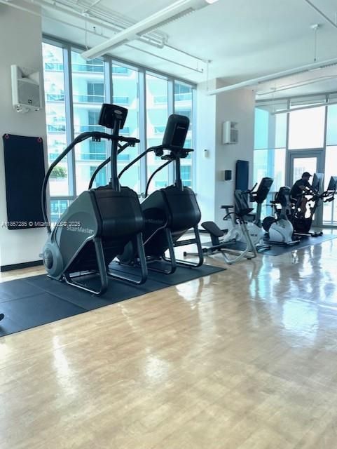 Recently Rented: $4,400 (1 beds, 1 baths, 845 Square Feet)