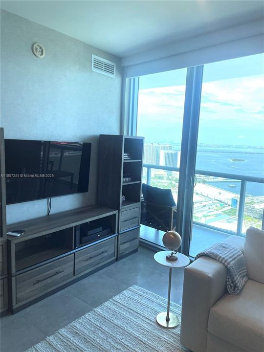 Recently Rented: $4,400 (1 beds, 1 baths, 845 Square Feet)