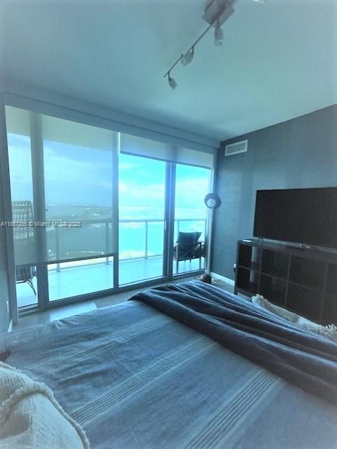 Recently Rented: $4,400 (1 beds, 1 baths, 845 Square Feet)