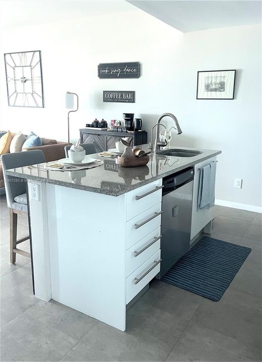 Recently Rented: $4,400 (1 beds, 1 baths, 845 Square Feet)