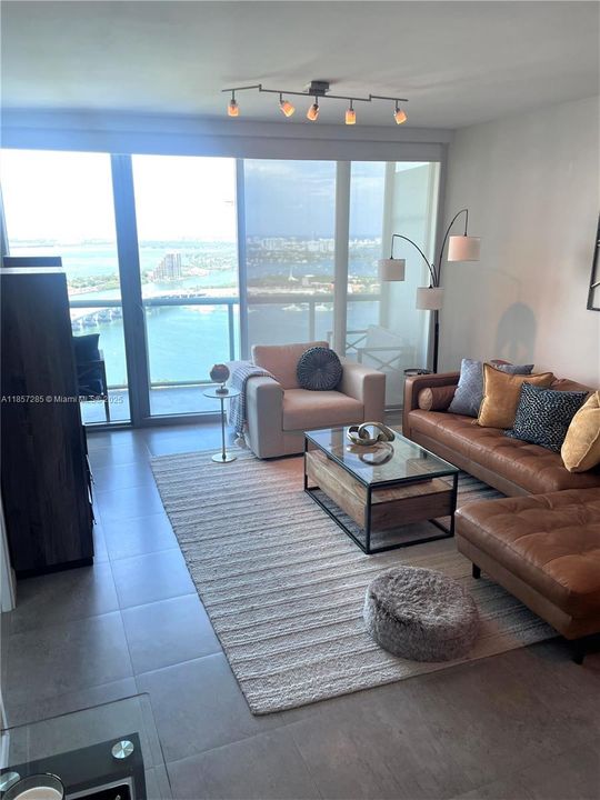 Recently Rented: $4,400 (1 beds, 1 baths, 845 Square Feet)