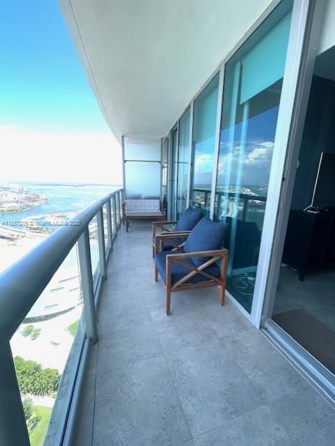 Recently Rented: $4,400 (1 beds, 1 baths, 845 Square Feet)