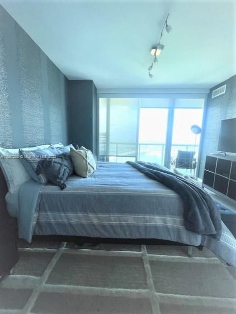Recently Rented: $4,400 (1 beds, 1 baths, 845 Square Feet)