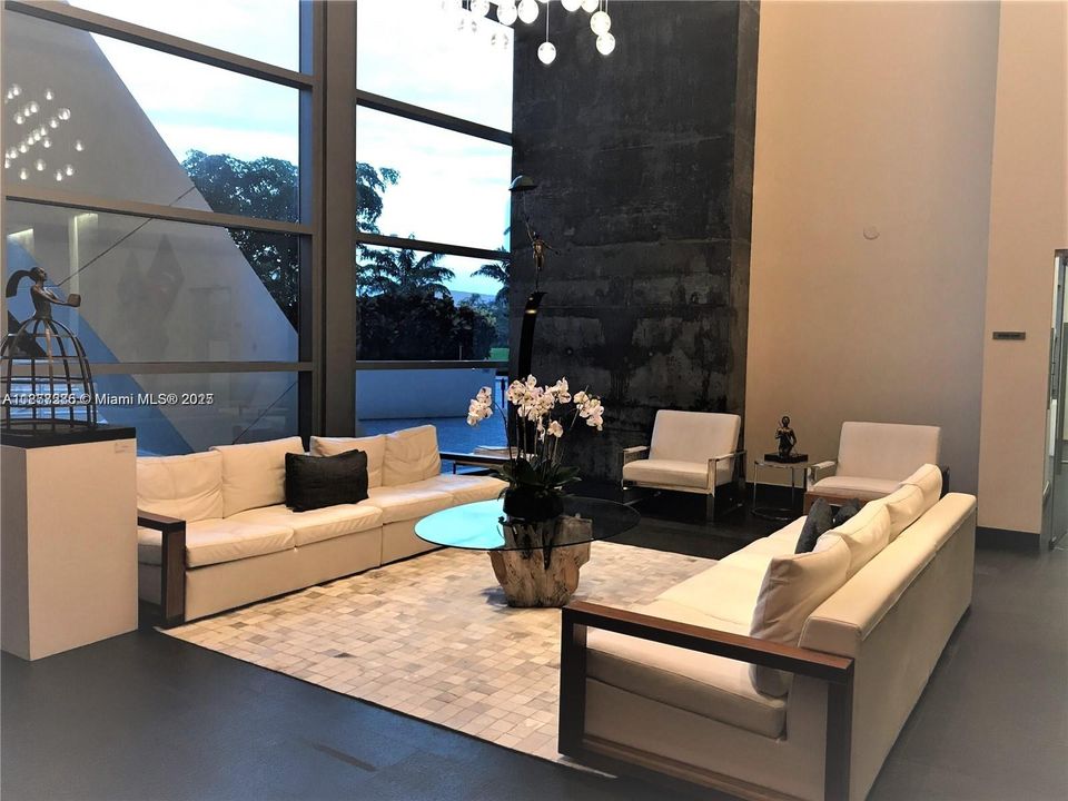 Recently Rented: $4,400 (1 beds, 1 baths, 845 Square Feet)