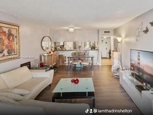 合同活跃: $199,000 (2 贝兹, 2 浴室, 1350 平方英尺)