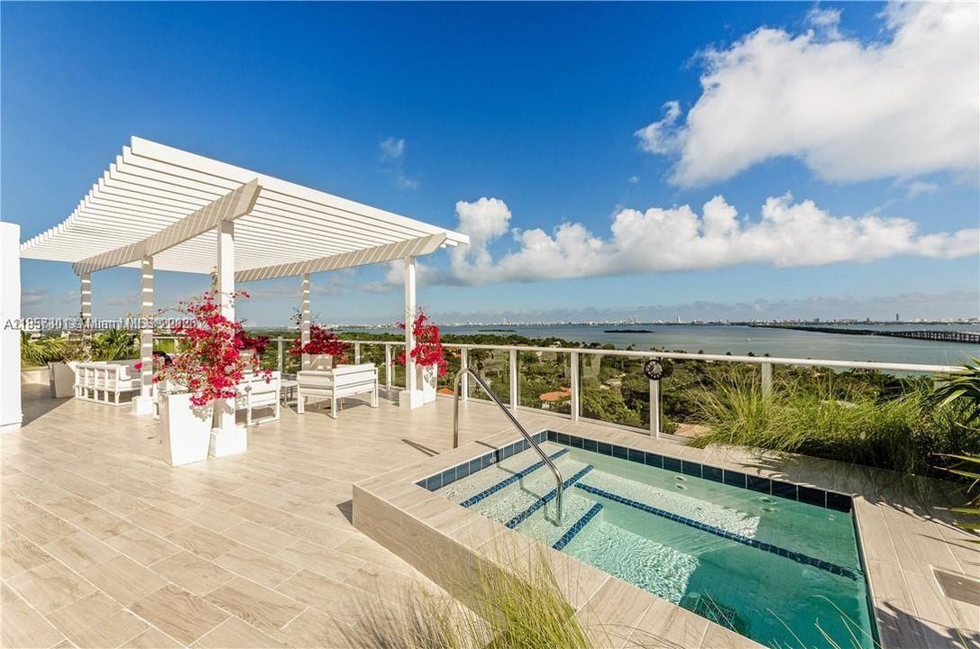 For Sale: $439,499 (1 beds, 1 baths, 730 Square Feet)