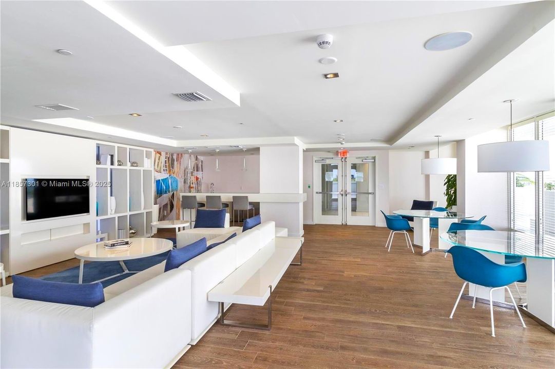 For Sale: $439,499 (1 beds, 1 baths, 730 Square Feet)