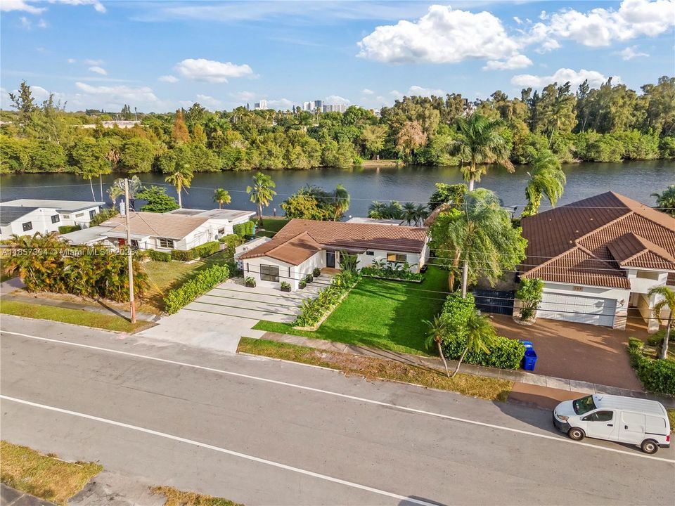 En Renta: $9,999 (4 camas, 3 baños, 1640 Pies cuadrados)