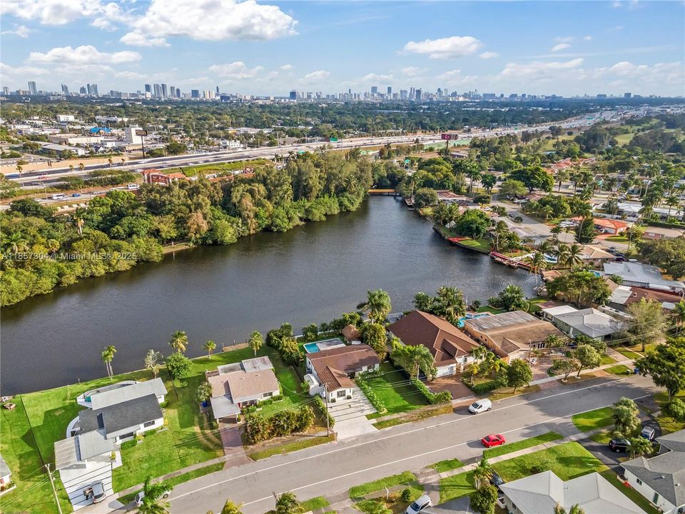 En Renta: $9,999 (4 camas, 3 baños, 1640 Pies cuadrados)