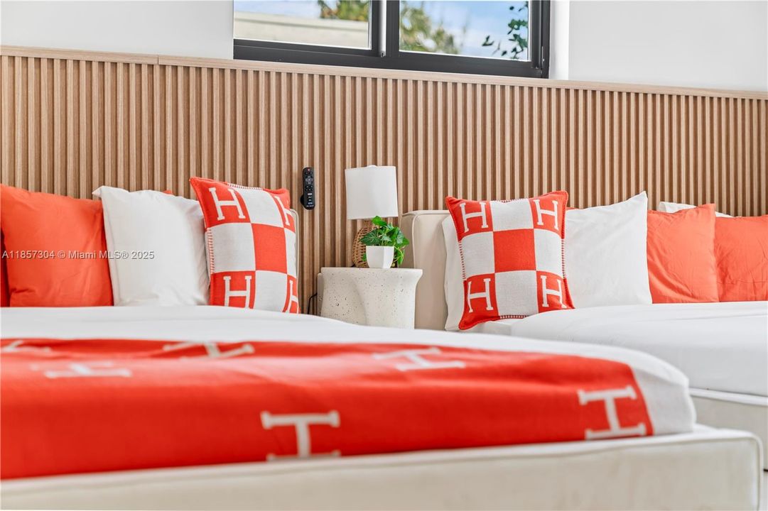 En Renta: $9,999 (4 camas, 3 baños, 1640 Pies cuadrados)