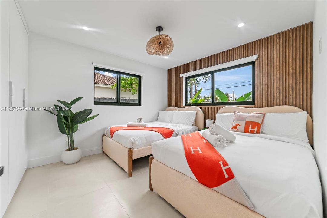 En Renta: $9,999 (4 camas, 3 baños, 1640 Pies cuadrados)