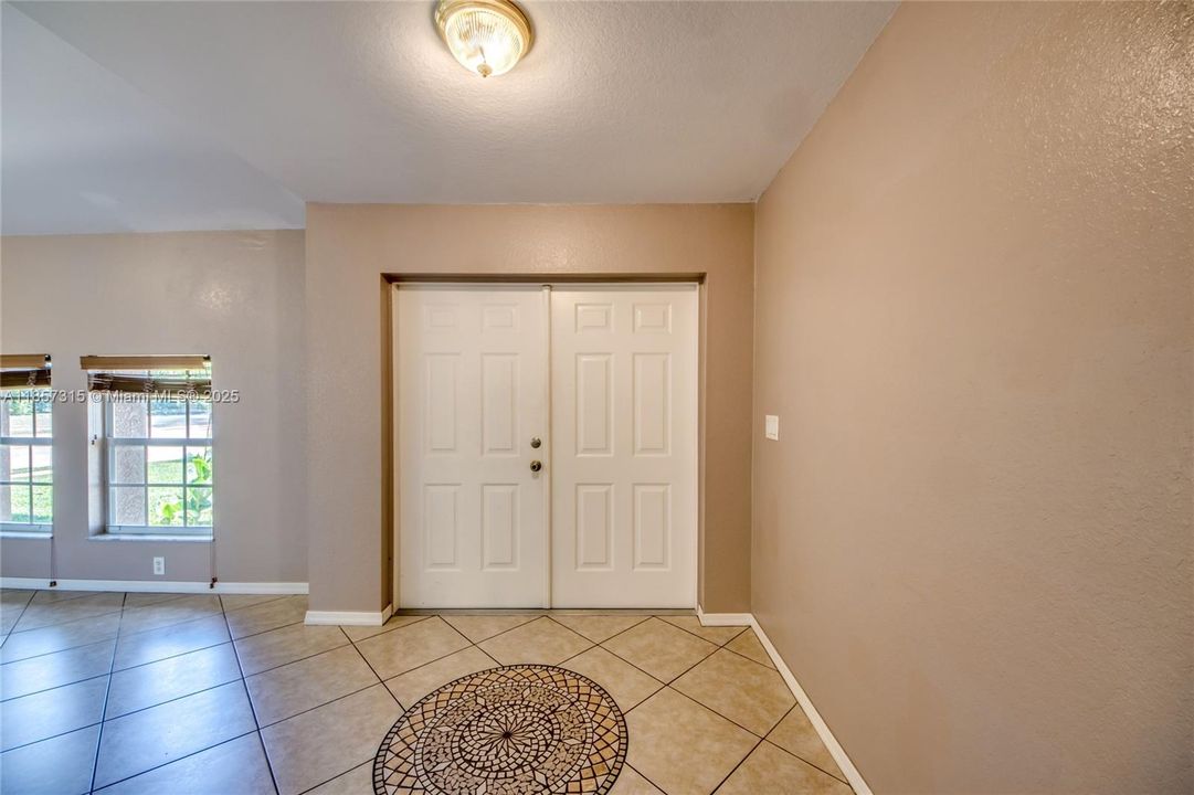 Под контрактом: $347,000 (3 спален, 2 ванн, 2044 Квадратных фут)