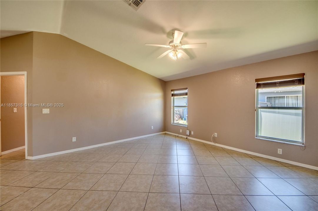 Под контрактом: $347,000 (3 спален, 2 ванн, 2044 Квадратных фут)