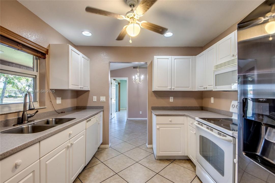 Под контрактом: $347,000 (3 спален, 2 ванн, 2044 Квадратных фут)