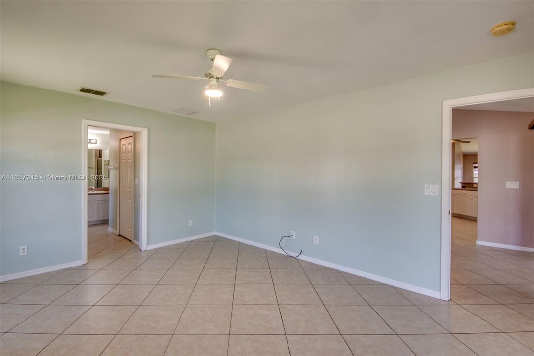 Под контрактом: $347,000 (3 спален, 2 ванн, 2044 Квадратных фут)