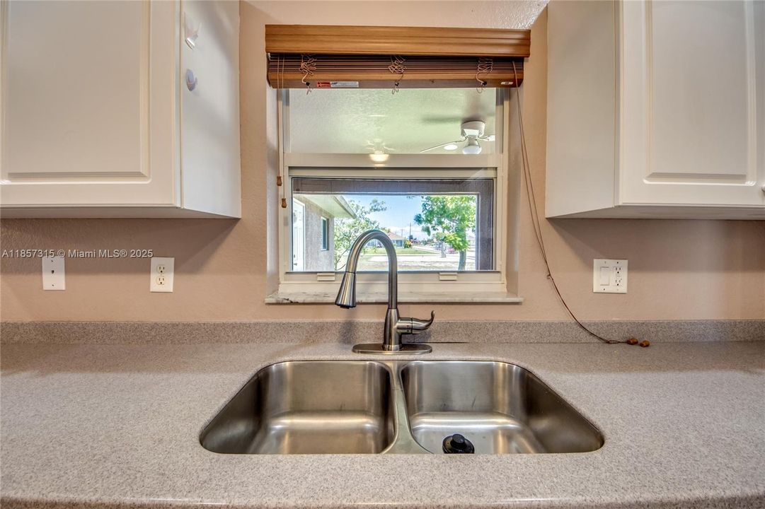 Под контрактом: $347,000 (3 спален, 2 ванн, 2044 Квадратных фут)