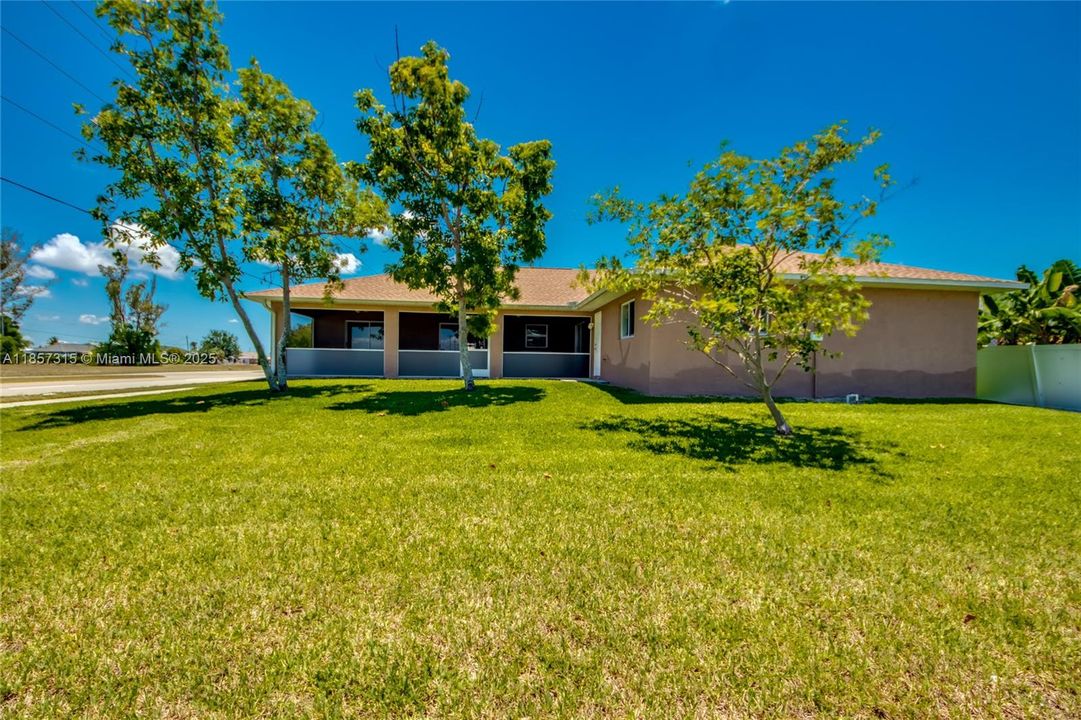 Под контрактом: $347,000 (3 спален, 2 ванн, 2044 Квадратных фут)