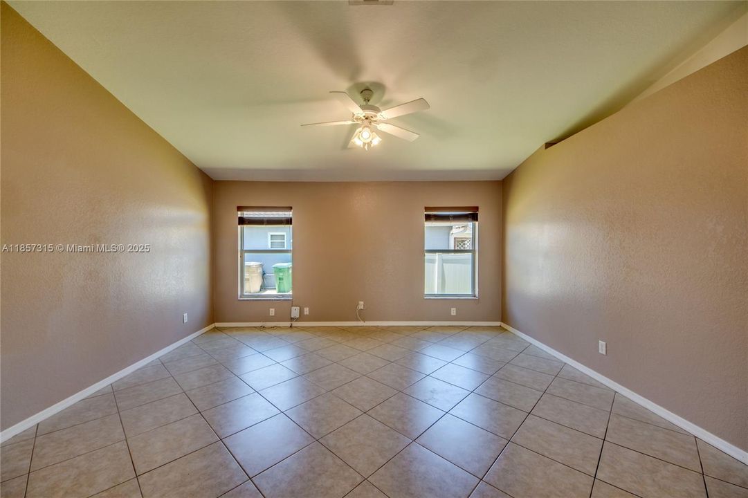 Под контрактом: $347,000 (3 спален, 2 ванн, 2044 Квадратных фут)