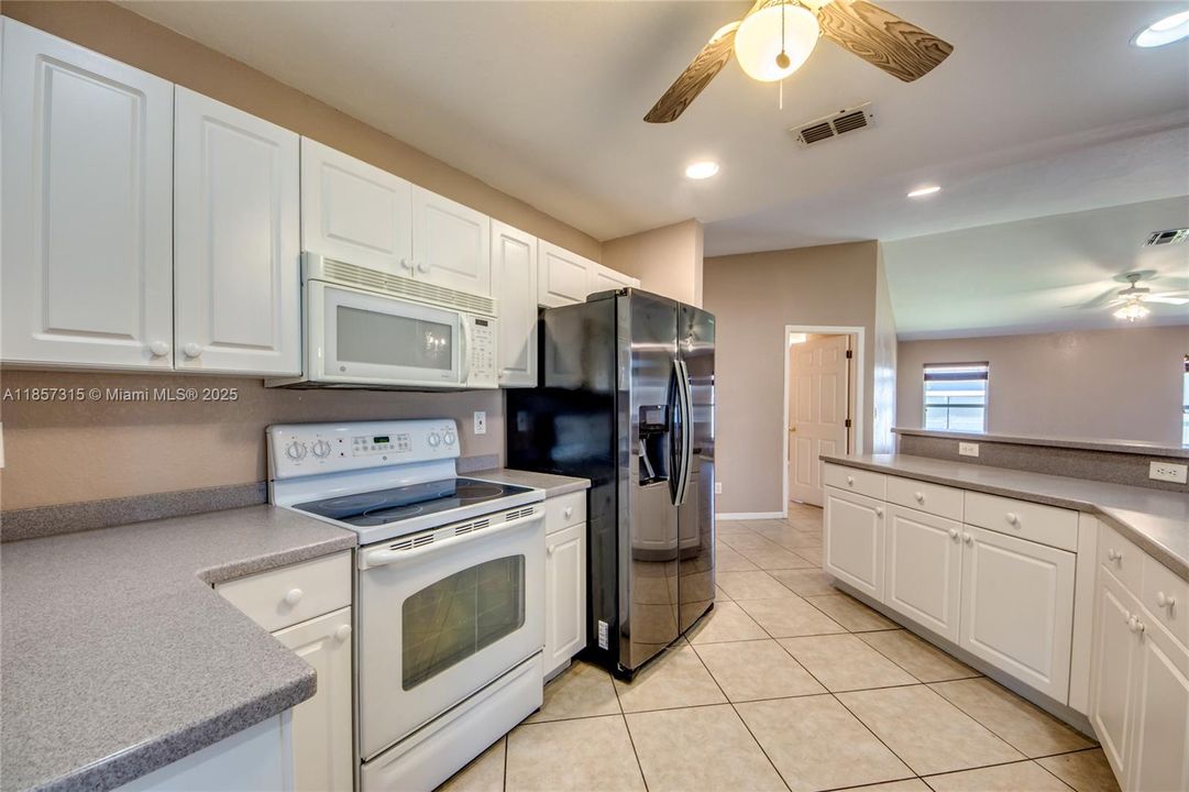 Под контрактом: $347,000 (3 спален, 2 ванн, 2044 Квадратных фут)